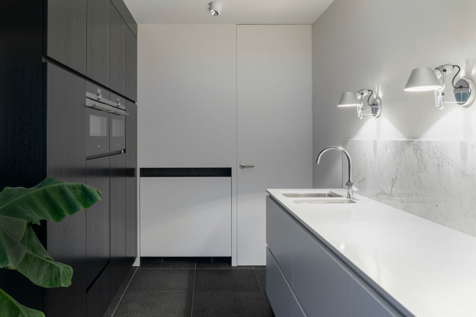 modern black and white kitchen with marble backsplash