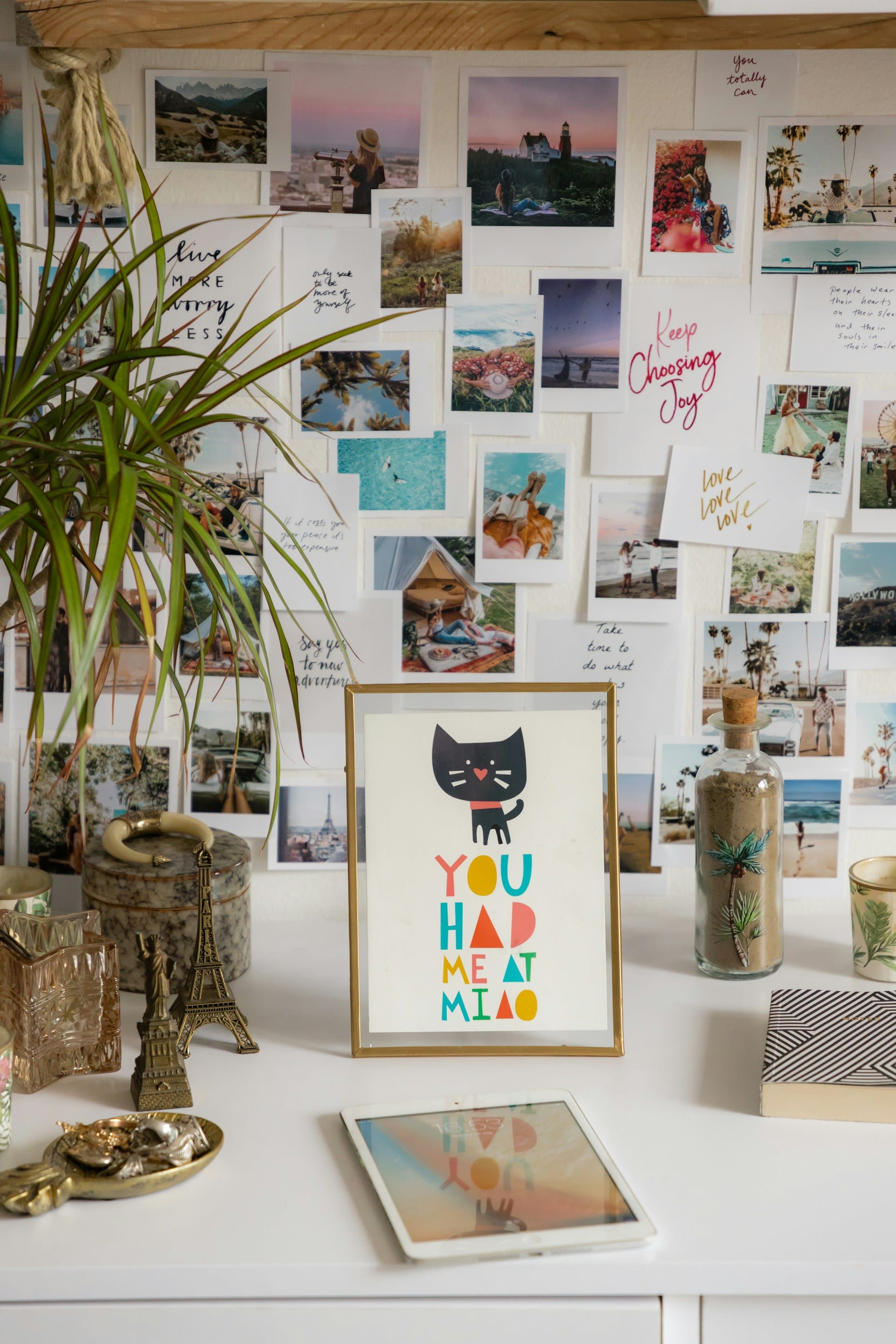 Wand mit Postkarten und persönlichen Gegenständen auf einem Tisch