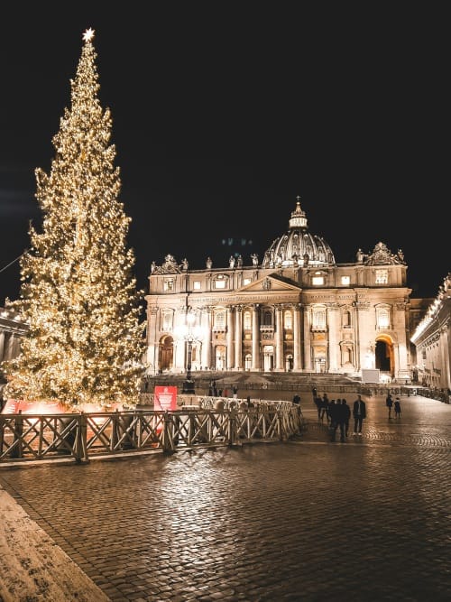 Basílica no Vaticano com árvore de natal