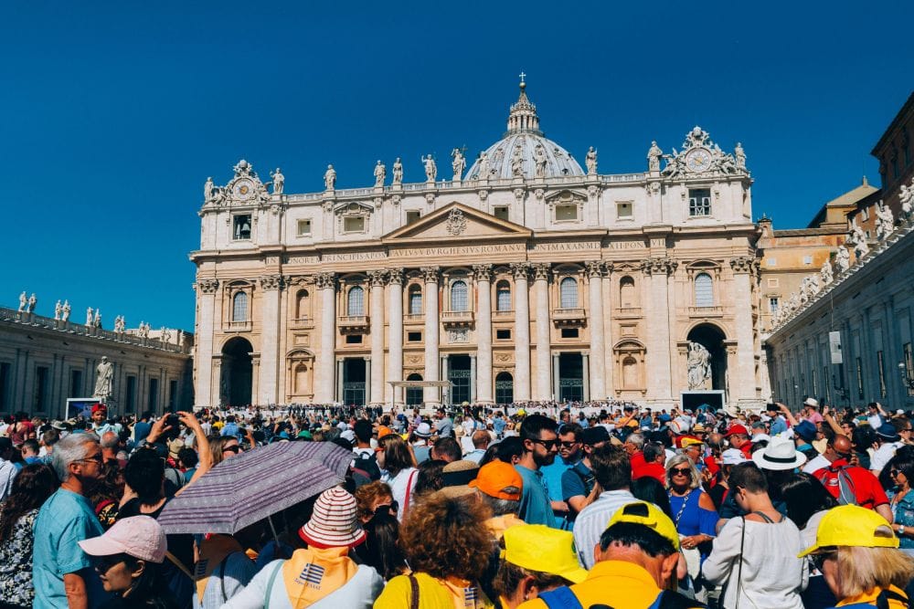 Basílica vaticano com turistas visitando