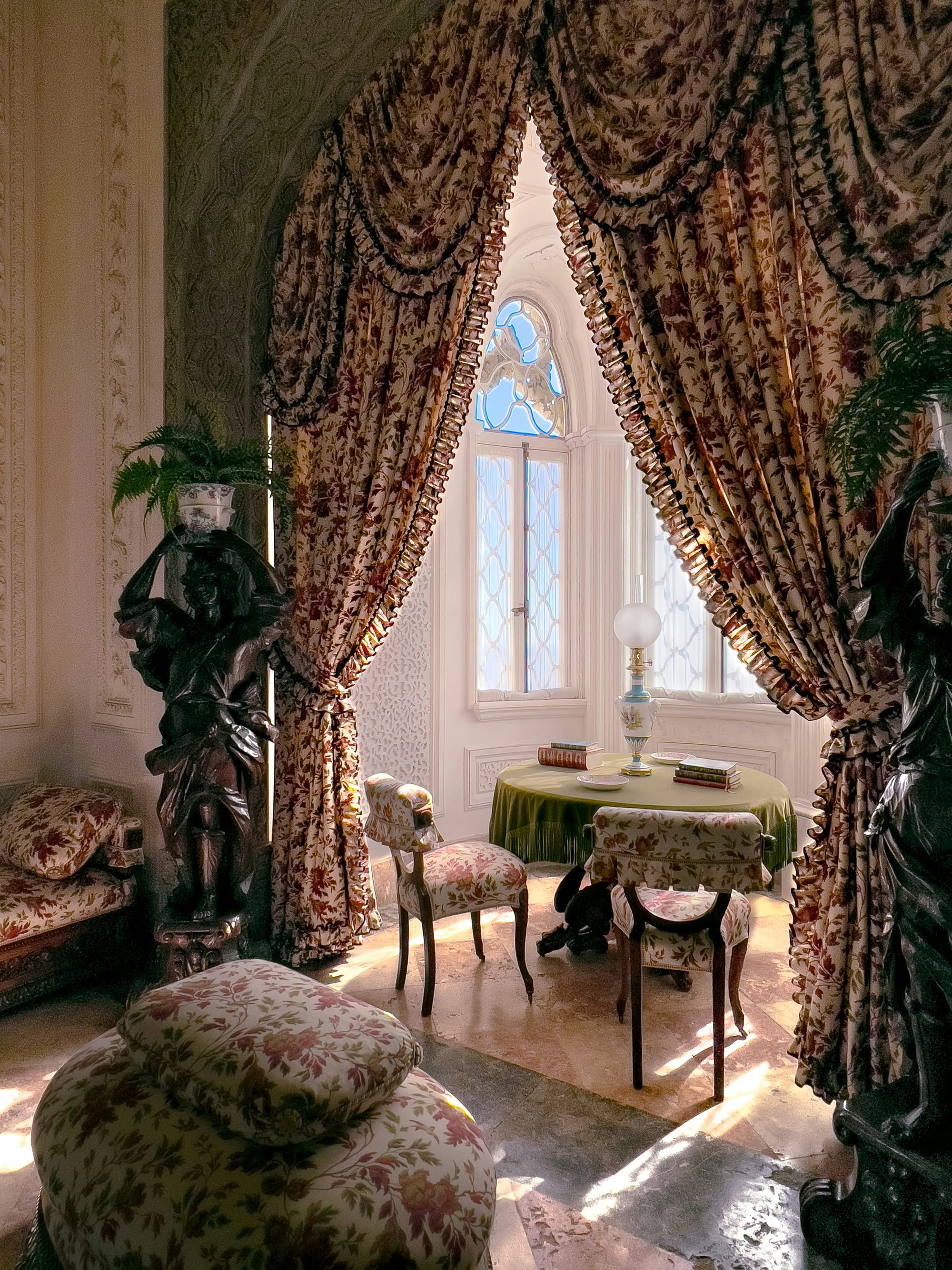 intérieur luxueux avec des rideaux rouges floraux