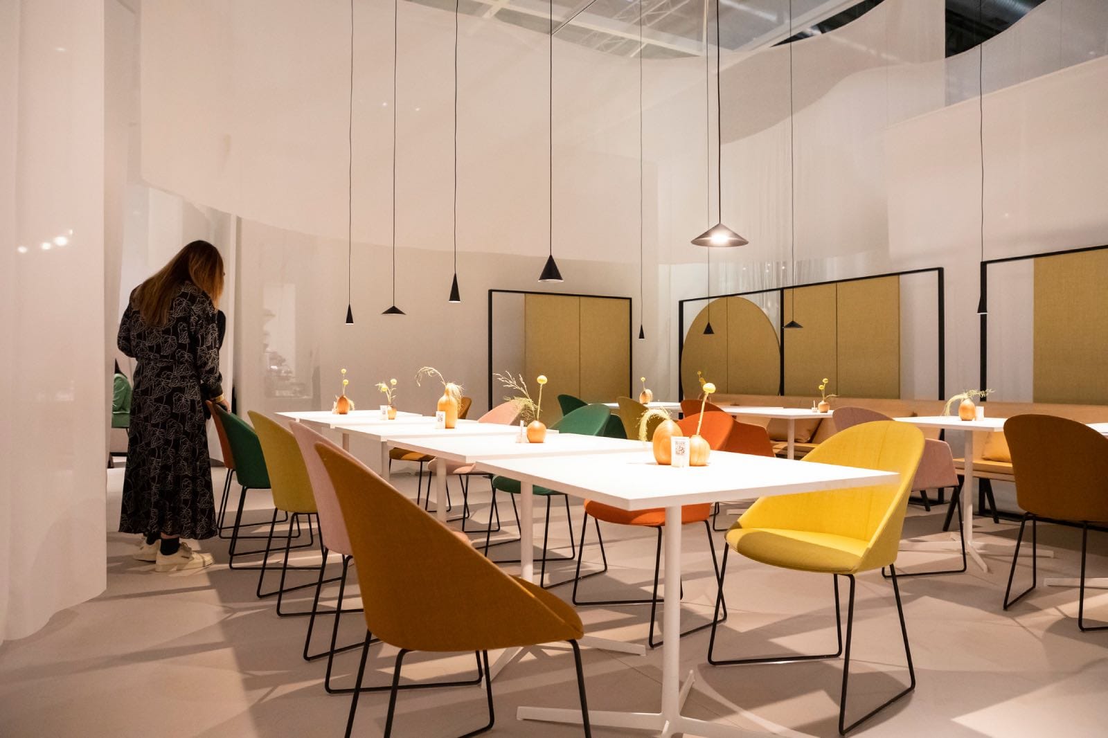 muebles en feria de diseño de interiores salone del mobile milán