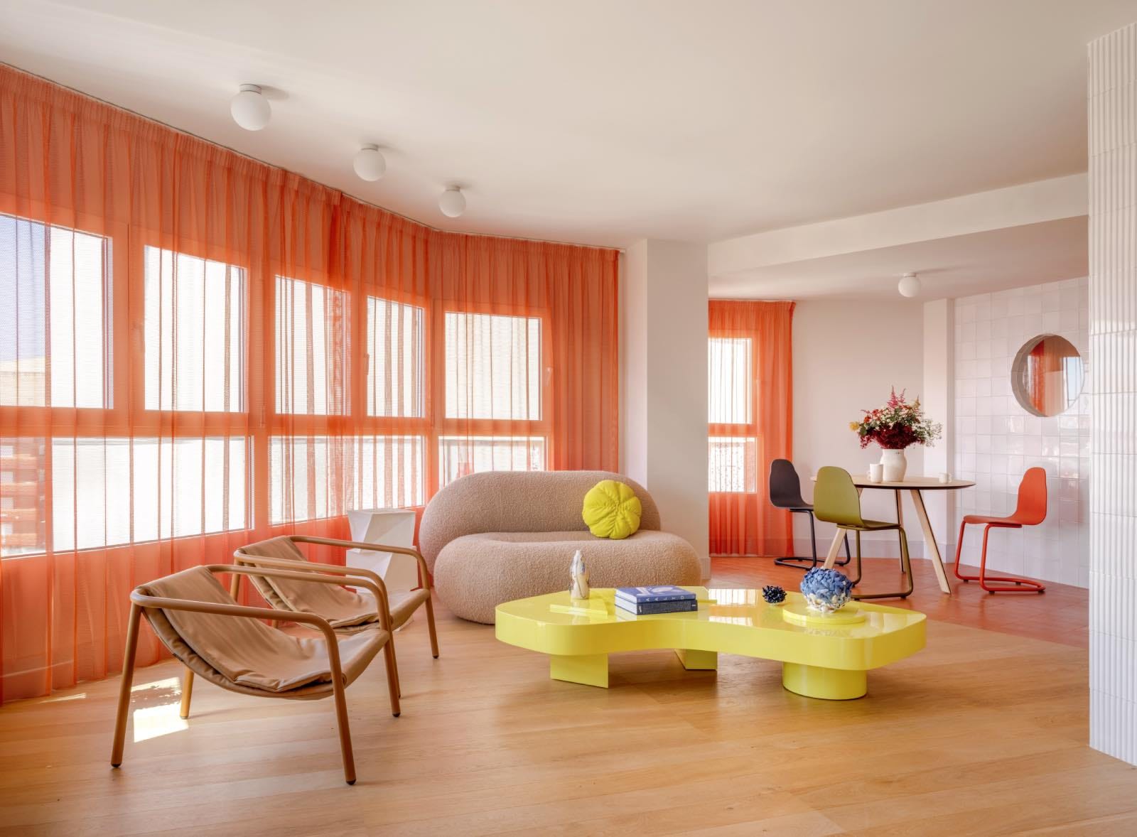 muebles modernos de colores en apartamento de diseño