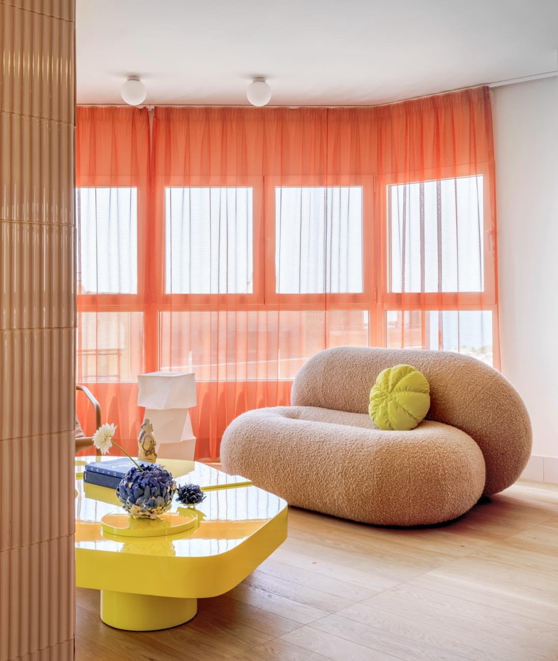 muebles de diseño en apartamento de colores