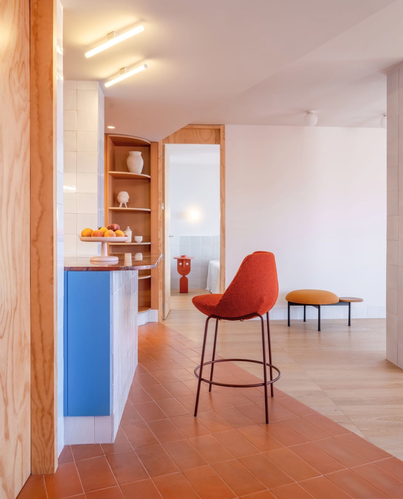 apartamento de diseño setentero salón-comedor y cocina de concepto abierto
