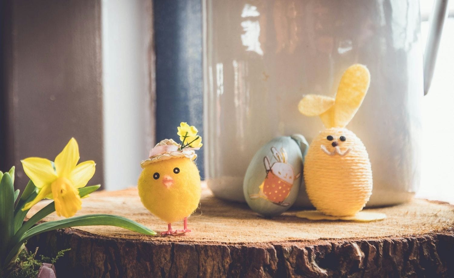dekorative Figuren von Hühnern und Osterhasen aus Wolle