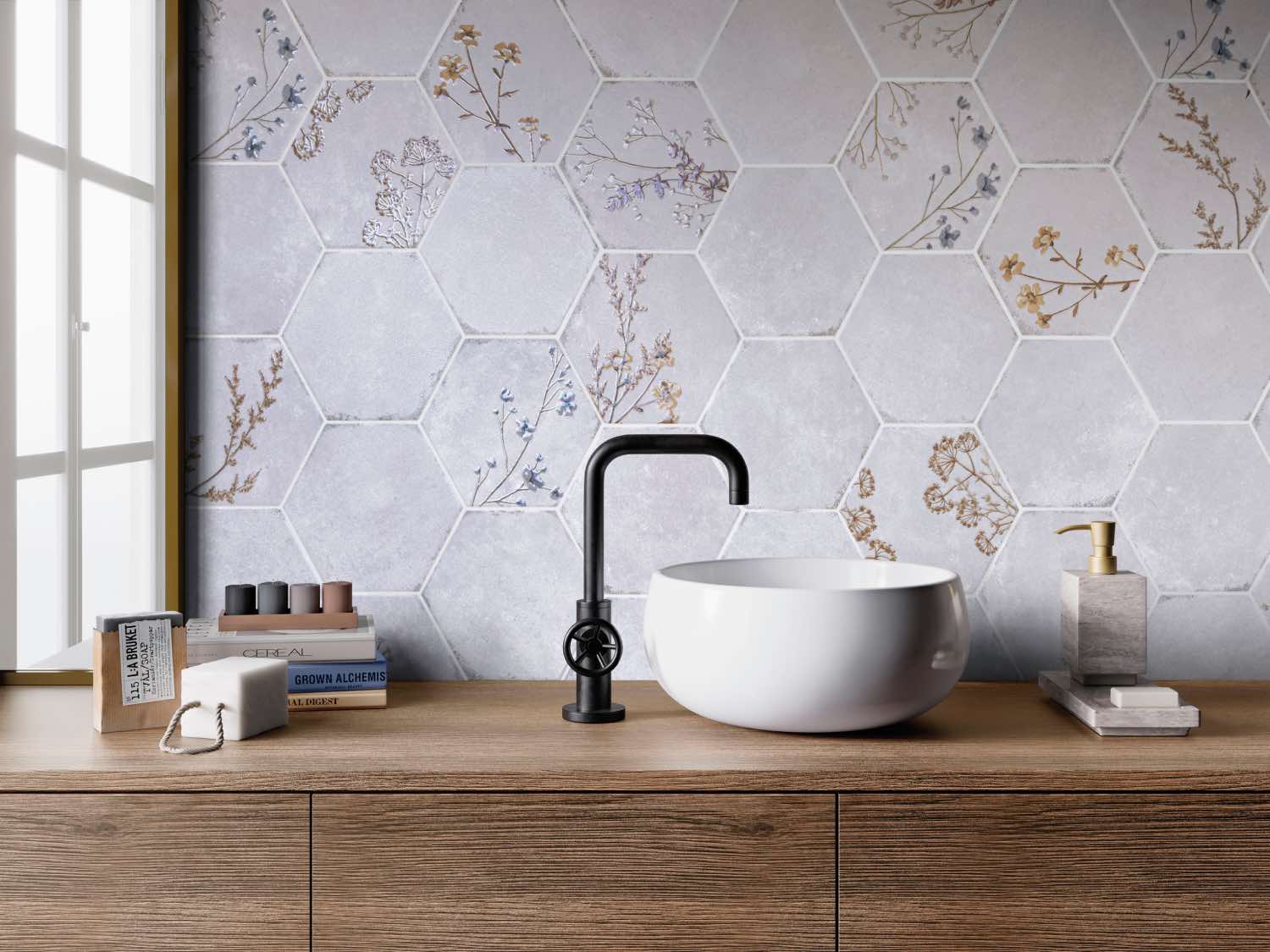 baño con azulejos hexagonales de flores. decocer. coverings 2024