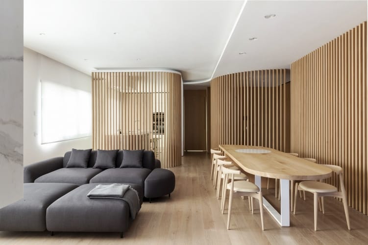 soggiorno luminoso con pareti divisorie in legno