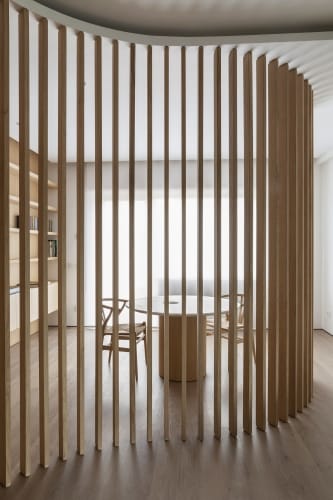 appartamento luminoso con pareti divisorie in legno