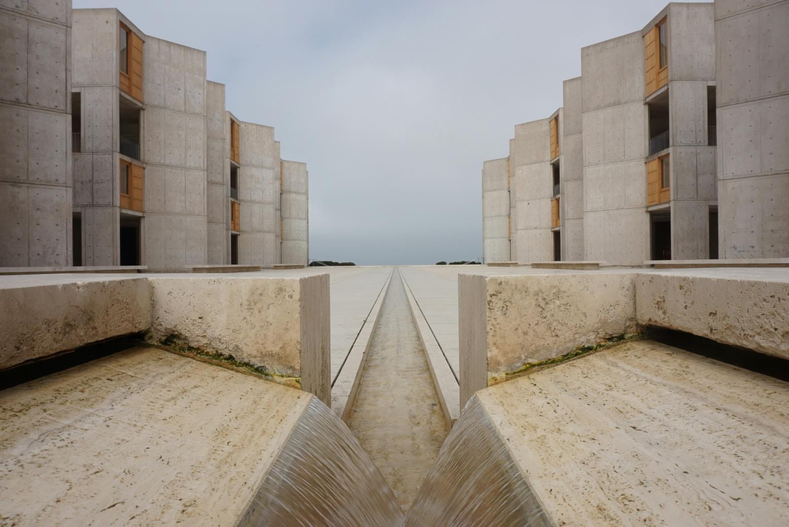 Salk Institute (Louis Kahn) arquitectura brutalista hormigón