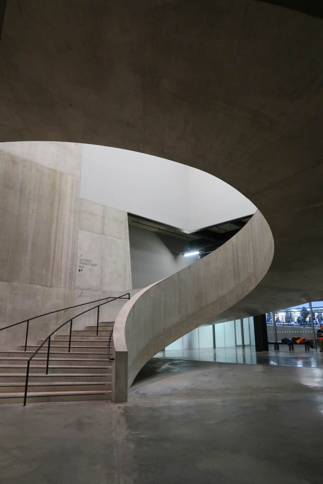 arquitectura brutalista, escalera interior tate modern hormigón