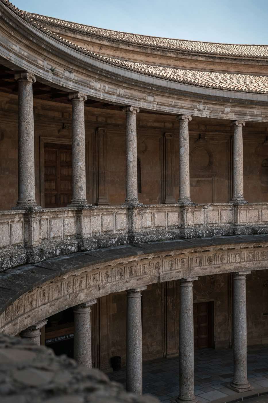 Patio del Palacio de Carlos V en Granada, arquitectura renacentista