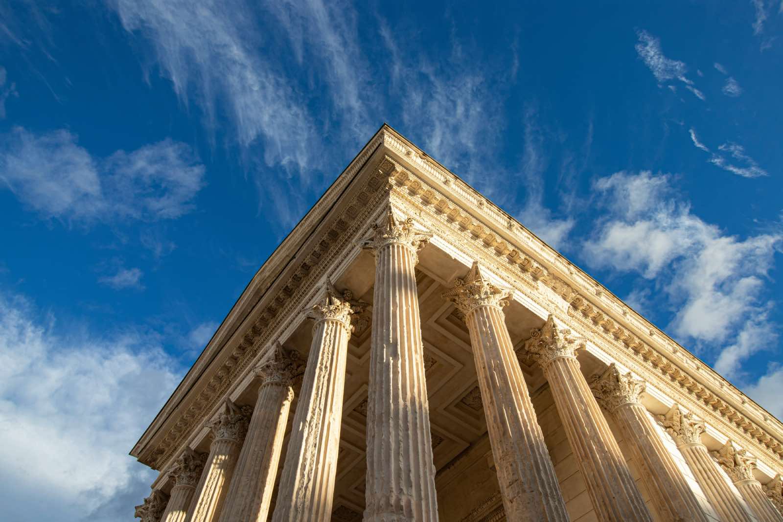 templo romano de nimes, columnas de orden corintio, arquitectura romana antigua