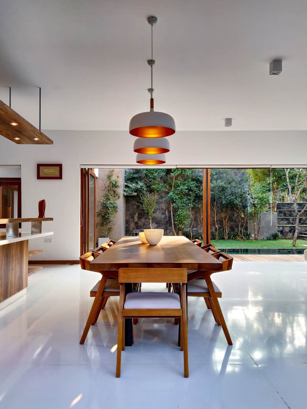 diseño de salón-comedor moderno con lámparas de techo