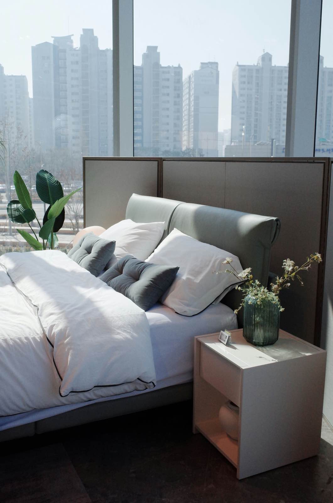 dormitorio de diseño moderno con vistas