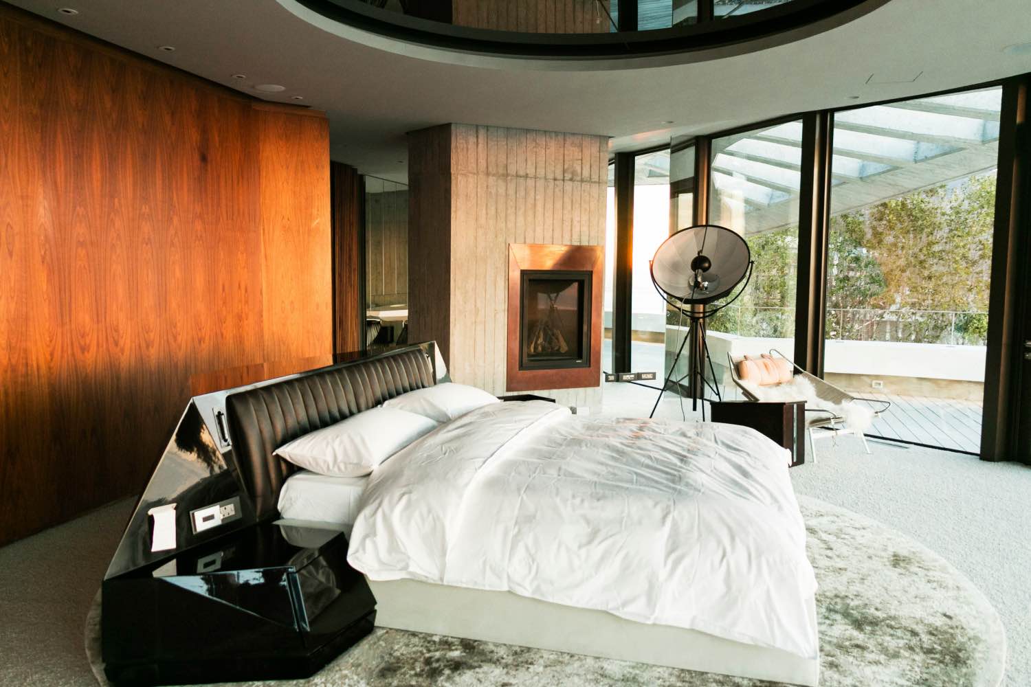 dormitorio de diseño mid century modern con cama blanca