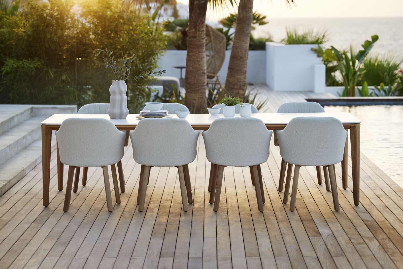 mesa de comedor de exterior con sillas de tela, muebles de jardín