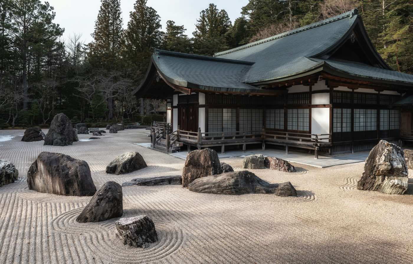 diseño de jardín japonés con rocas y arena