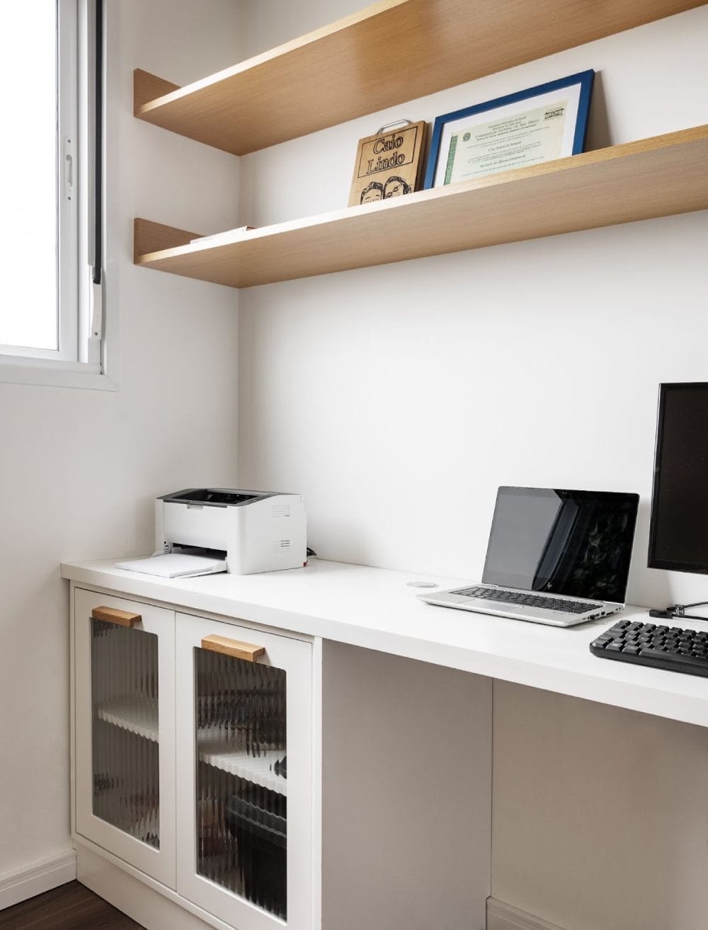 despacho moderno blanco con mueble de cristal acanalado, apartamento sao paulo