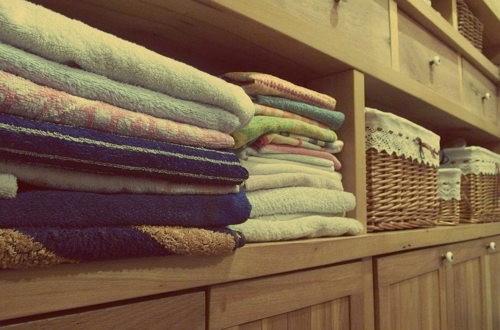 armário com roupas limpas e dobradas
