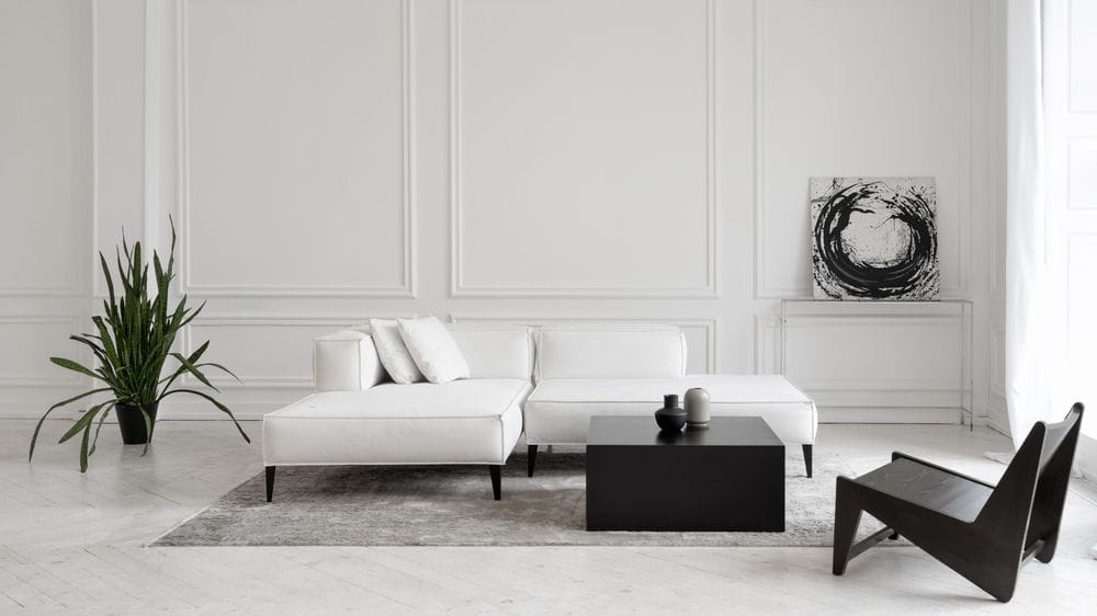 белая гостиная в стиле минимализм с черным стулом и кофейным столиком