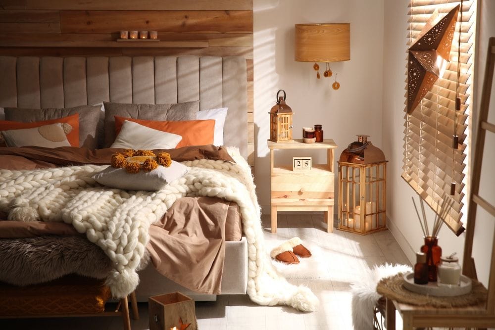 chambre hygge confortable avec des touches d'orange