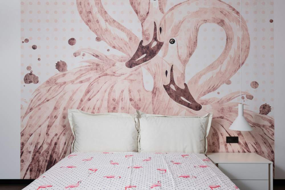 Quarto de casal com papel de parede de flamingo