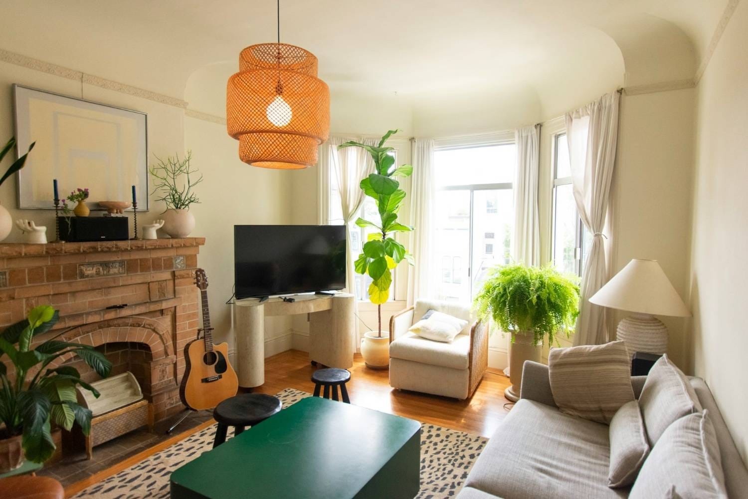 Modernes Wohnzimmer mit natürlichen Materialien, natürlichem Licht und Pflanzen