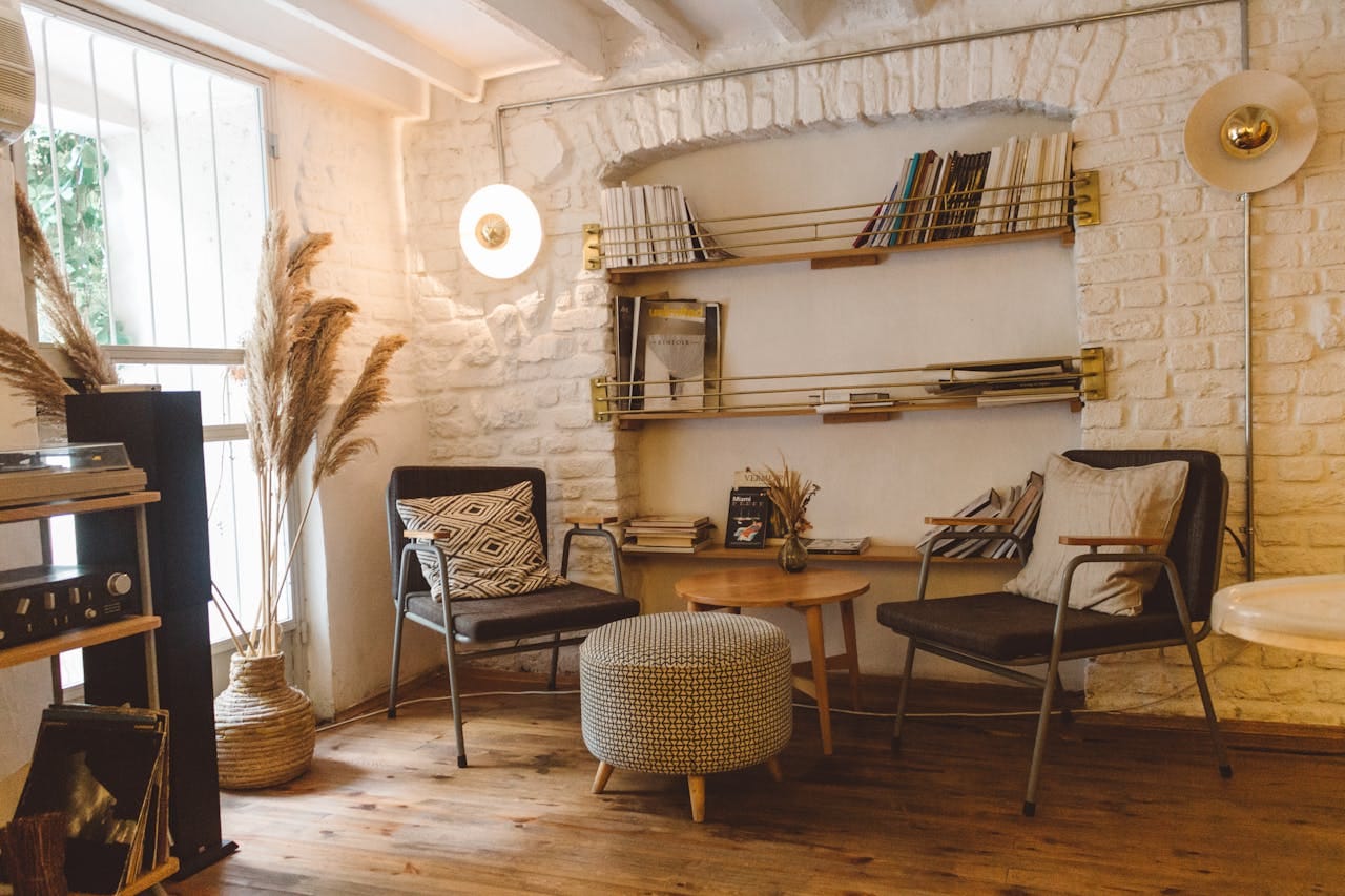 intérieur rustique scandinave avec magazines et roseaux secs