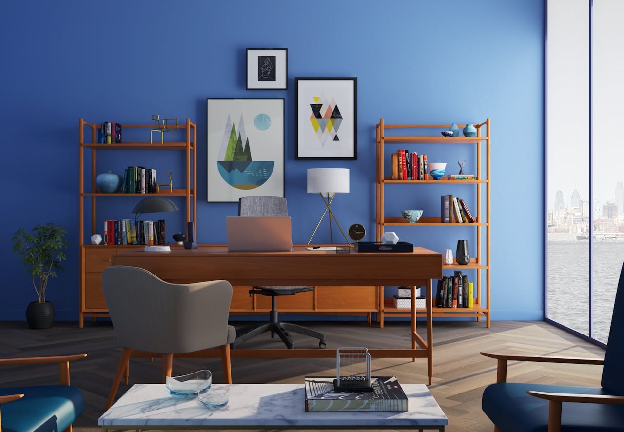 modernes Arbeitszimmer mit blauer Wand und abstraktem Kunstwerk