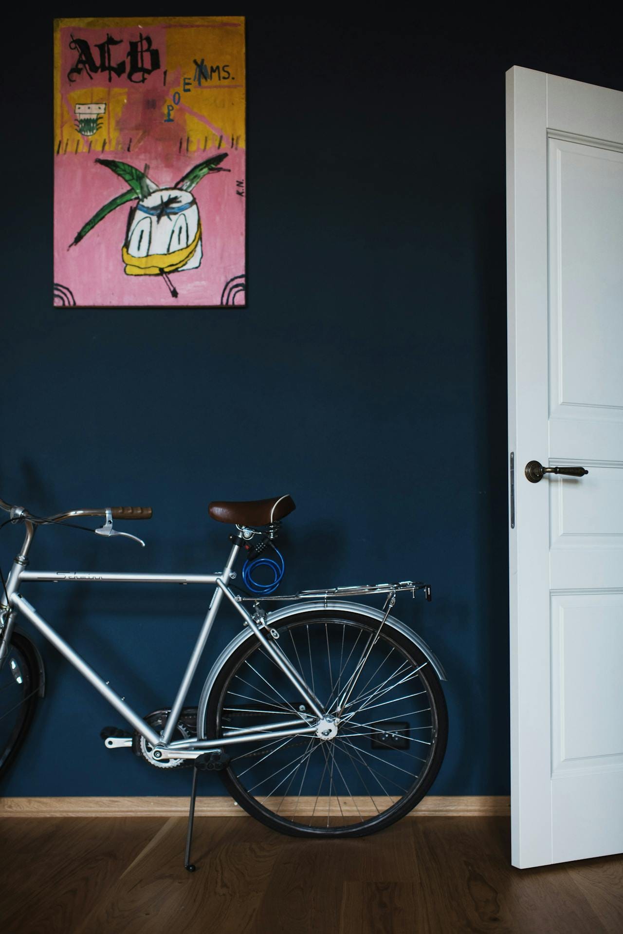 Fahrrad gegen eine tiefblaue Wand