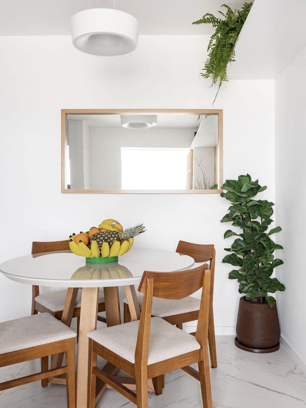comedor blanco con sillas de madera en apartamento de diseño en sao paulo