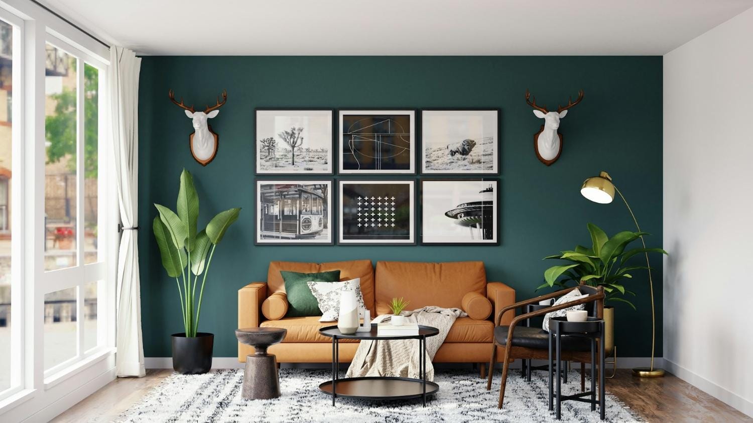 modernes Wohnzimmer mit tiefgrünen Wänden, einem braunen Sofa und Porzellan-Hirschtrophäen an der Wand