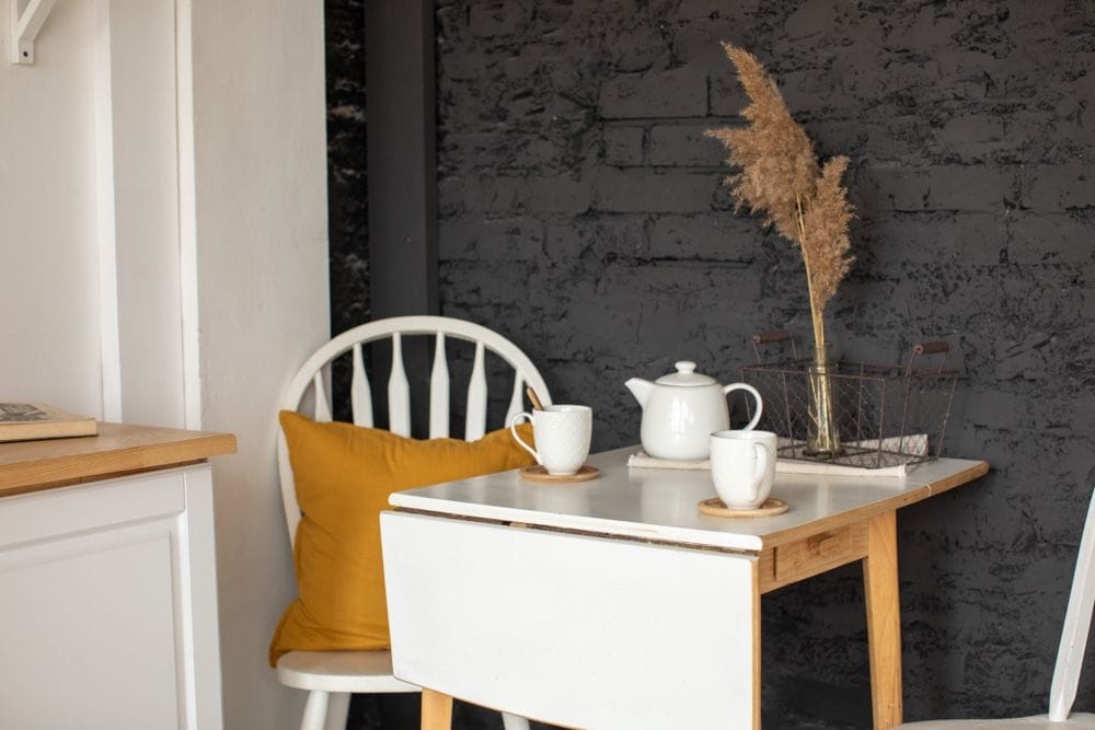 table pliable contre mur noir dans une cuisine