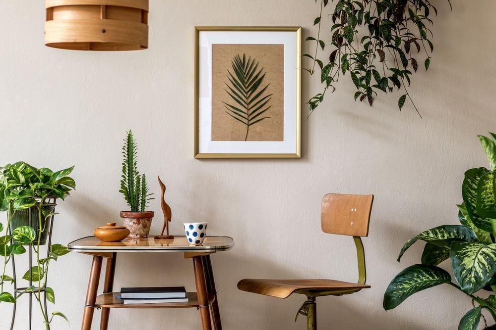 intérieur minimaliste avec une petite table vintage et une chaise d'occasion, et des plantes