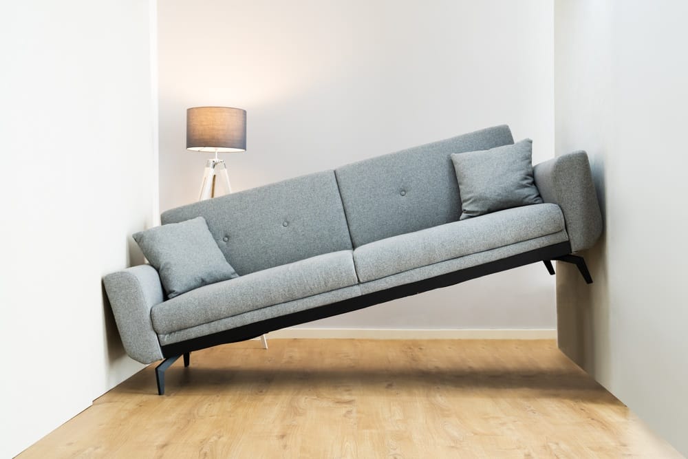диван, который не влезает в коридор из-за ошибки в дизайне интерьера