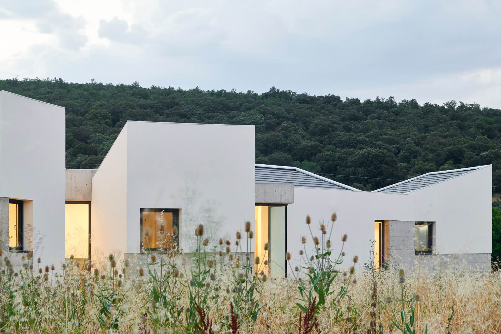 casa moderna de diseño blanca de hormigón en la naturaleza, zaragoza