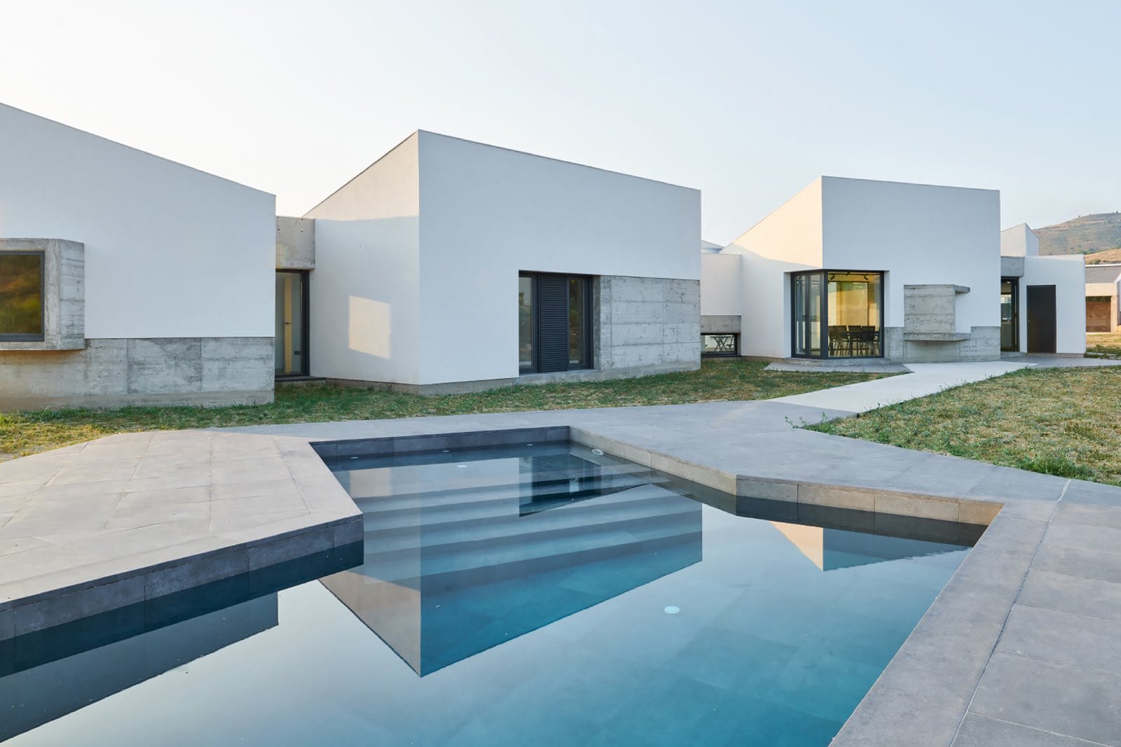 casa moderna de diseño con piscina