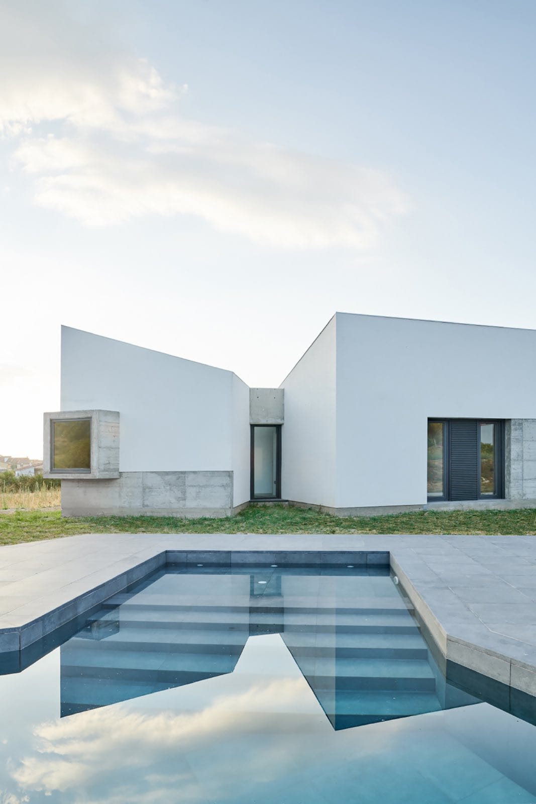casa moderna de diseño blanca con piscina