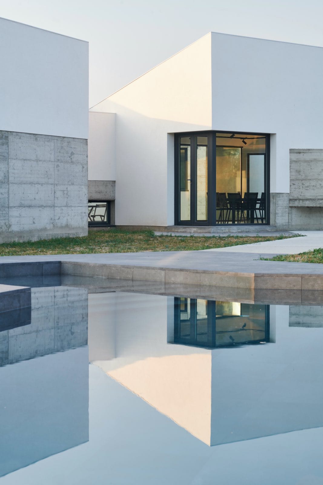 casa moderna blanca de lujo con piscina en Zaragoza