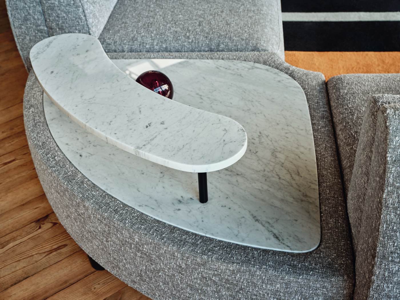 sofá modular gris VUELTA de wittmann, diseñado por Jaime Hayon