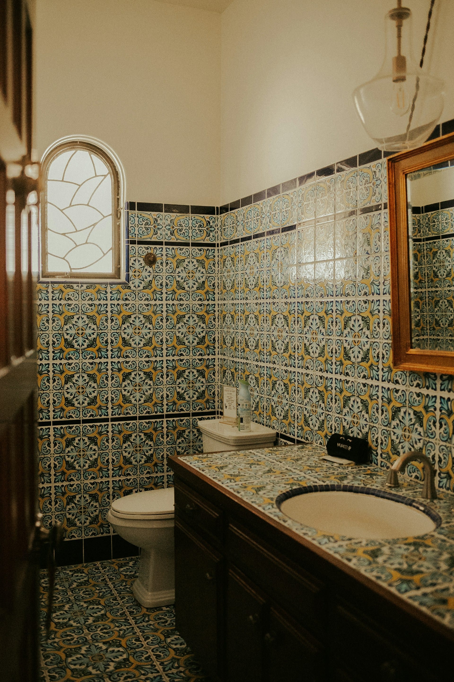 une salle de bains recouverte de carreaux en arabesque