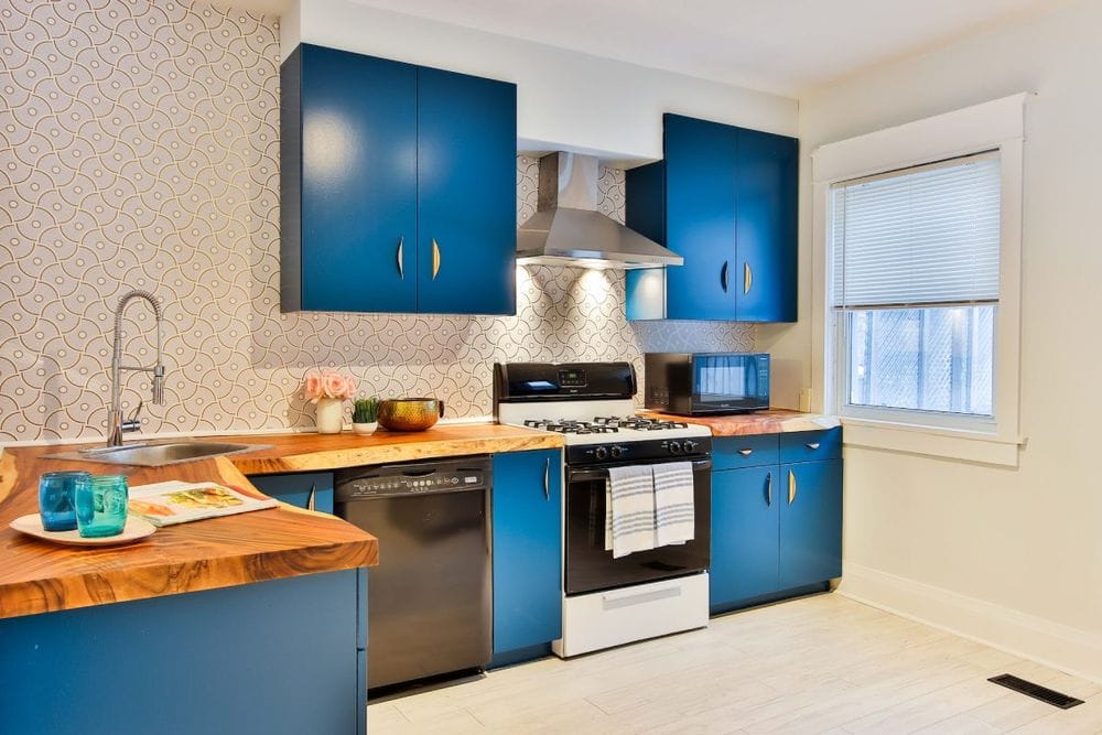 armário azul de cozinha pequena
