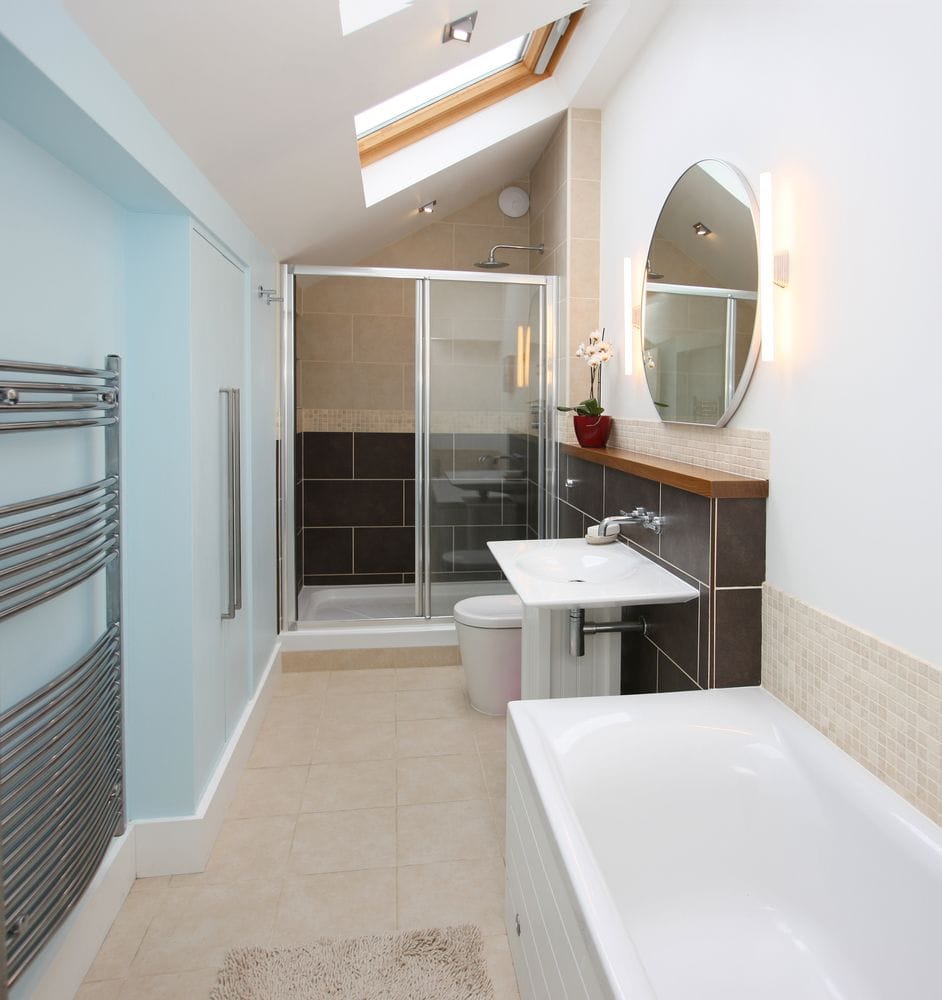 Banheiro pequeno moderno com azulejos 