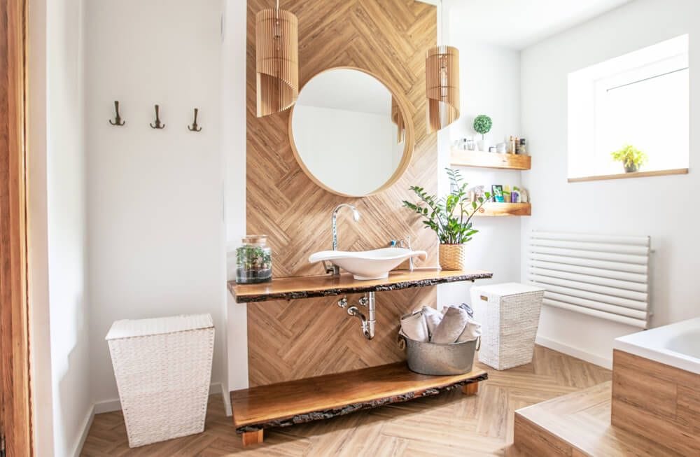 banheiro com acabamento de madeira natural