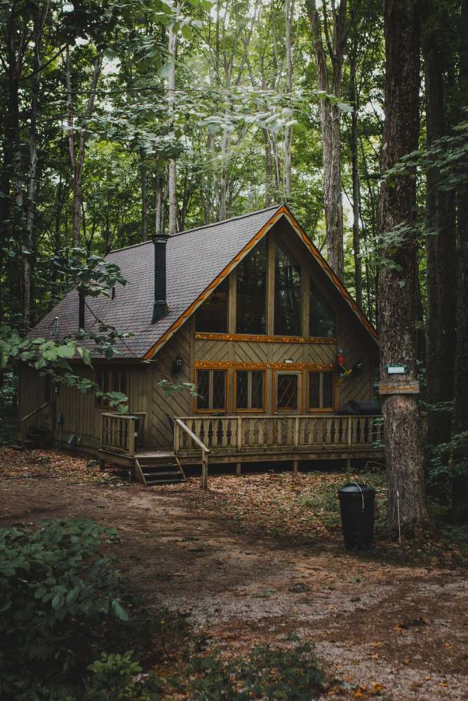 Casa rústica de campo e fachada de madeira