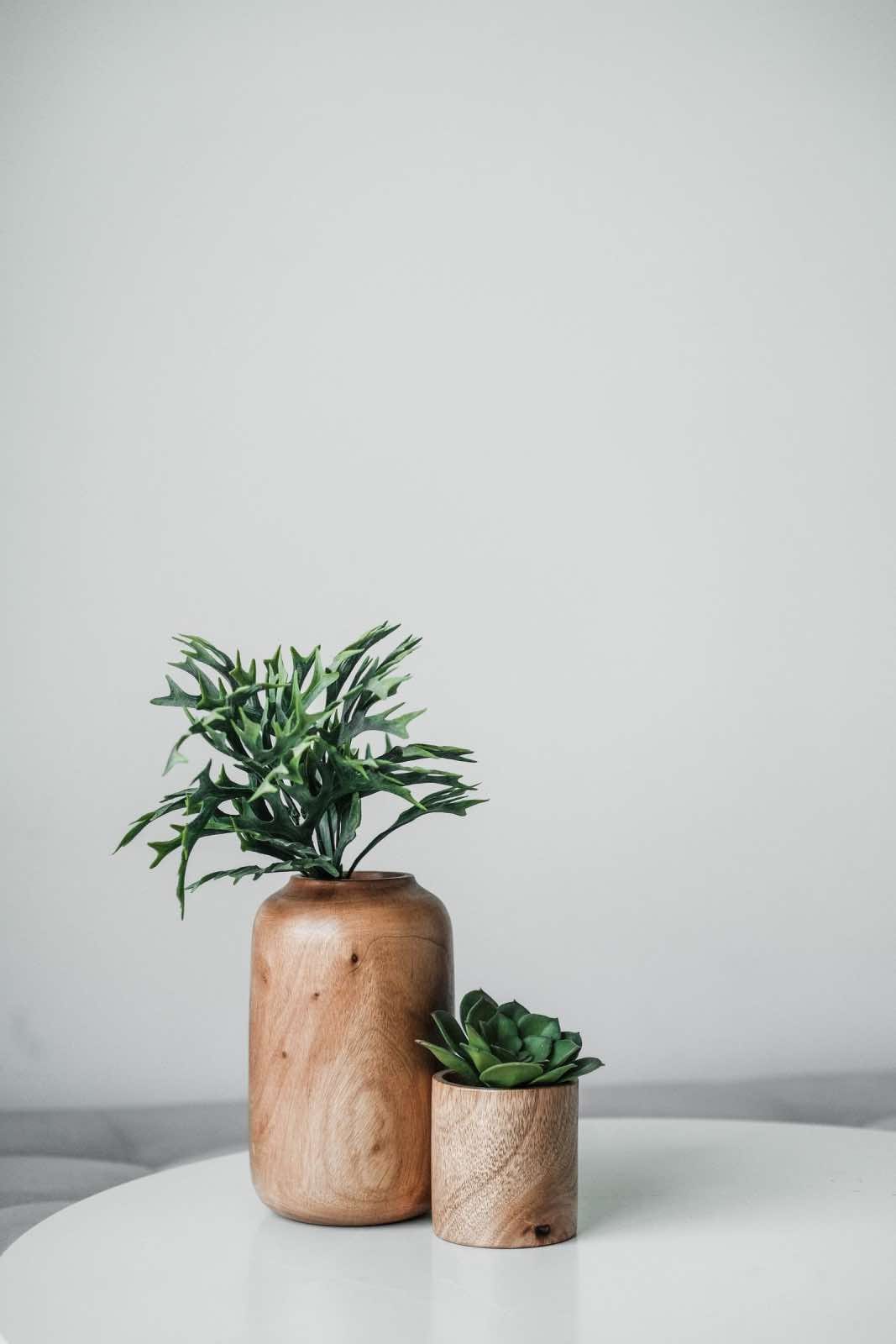 decoracion primaveral con jarrones de madera