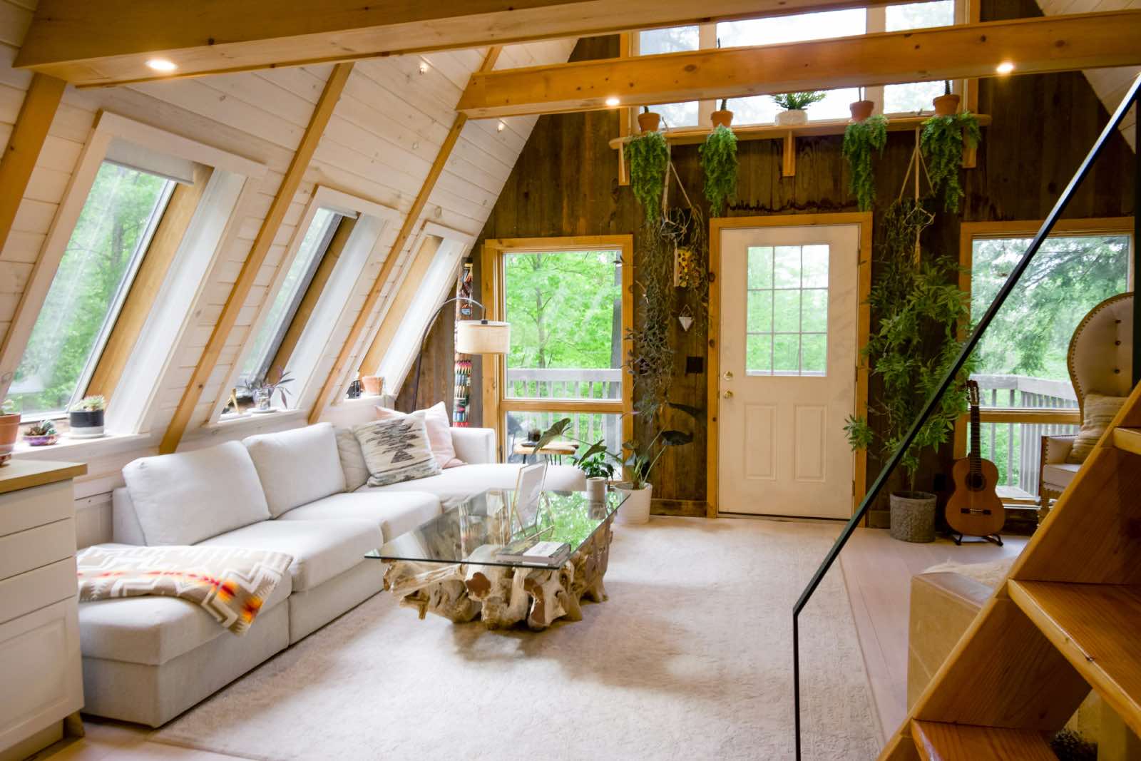 casa de madera estilo cottage, con sala de esta cálida y acogedora
