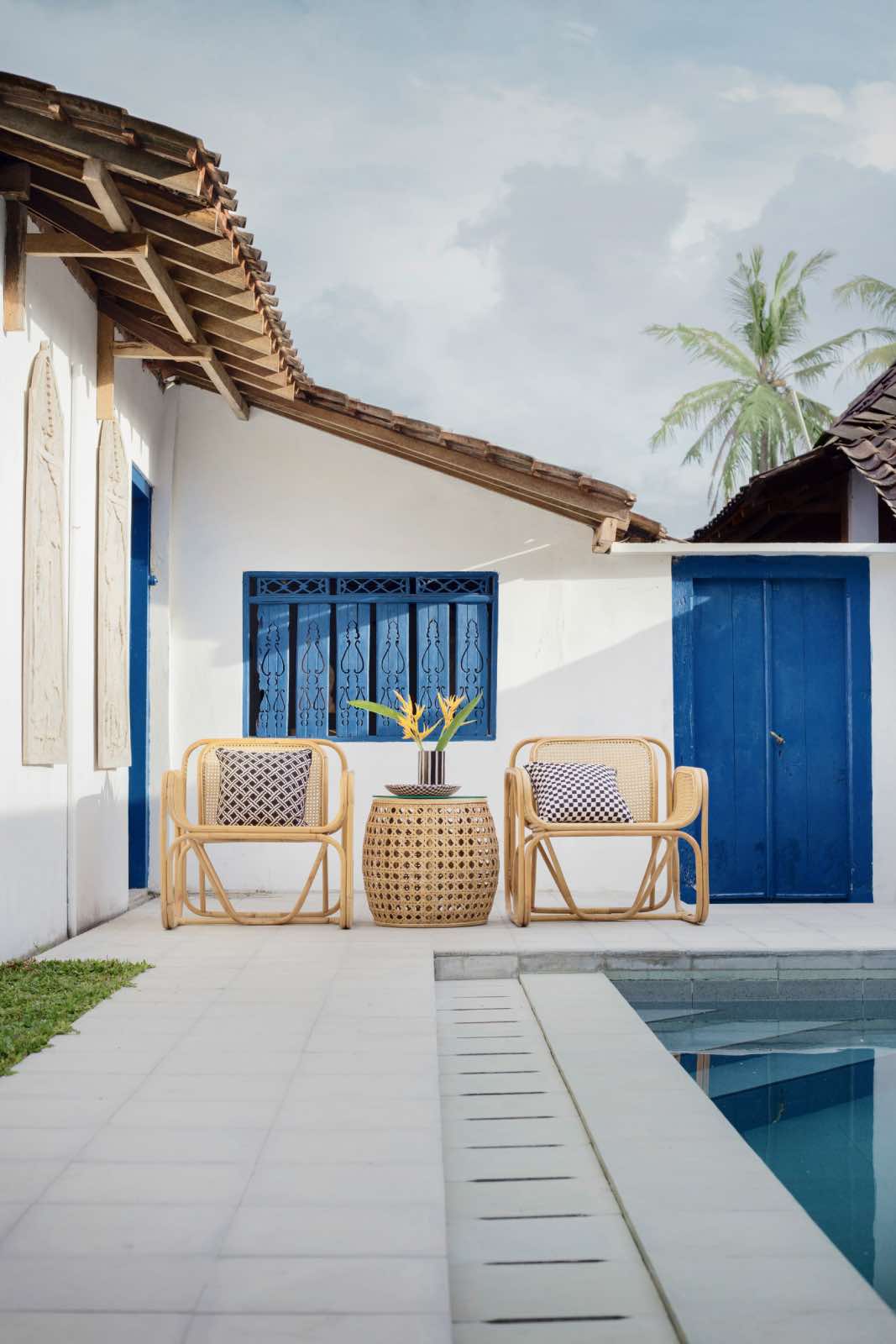 jardín con piscina en diseño de casa mediterránea