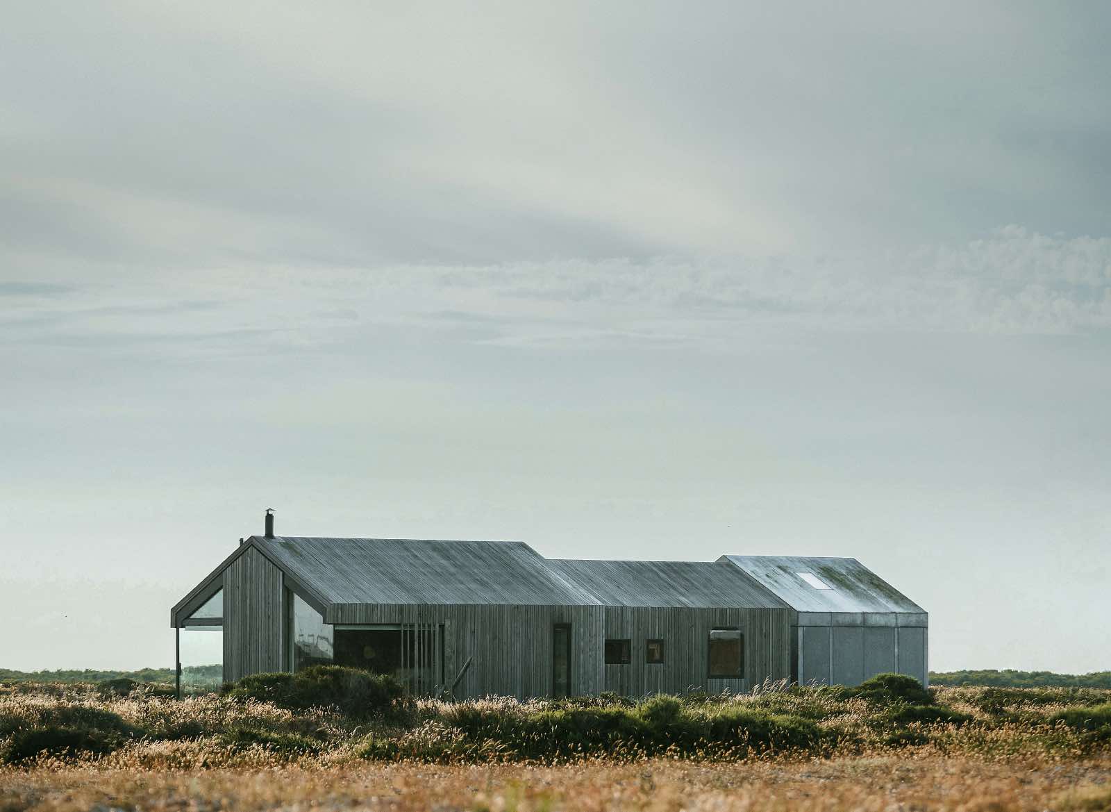 diseño de casa moderna brutalista en el campo